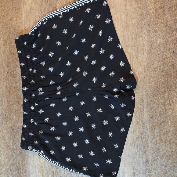 Old Navy - Elastic Waist Black and White Shorts. Size M - Picture 5 of 5